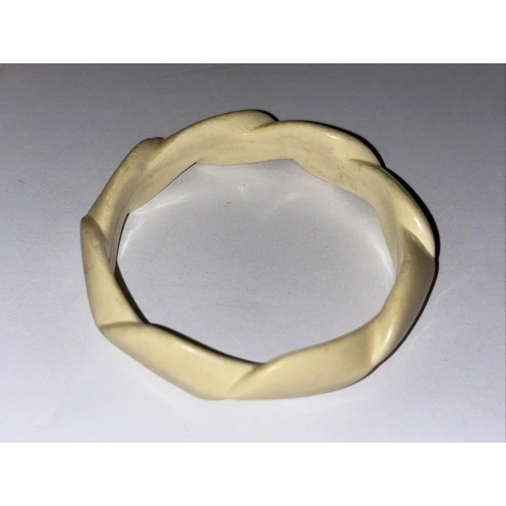 Vintage Cream Plastic Twisted Bangle Bracelet